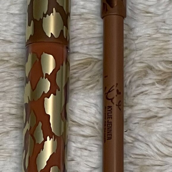 Kylie Jenner Matte Lip Kit - Can't Be Tamed - Picture 3 of 8